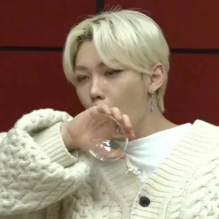 🤢 d1207a52 ผู้ชาย, ผมบลอนด์, ดื่ม, เอเชีย, kpop whatsapp sticker