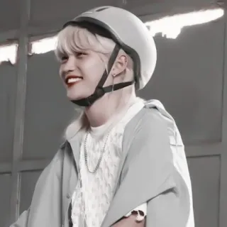 🥩 747b6d38 사람, 헬멧, 미소, 캐주얼, 젊은 성인, 인물 사진 telegram sticker