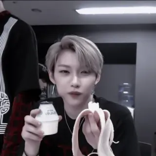 🐣 2508e05b Felix K-ป็อป, ไอดอล, กล้วย, กิน, Stray Kids telegram sticker