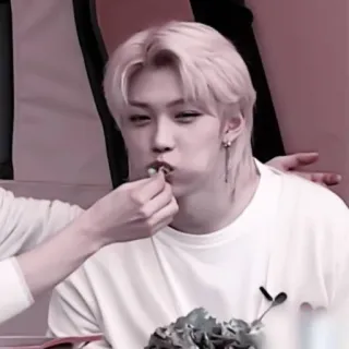 🐣 37921bb6 คน, กิน, ภาพบุคคล, ผู้ชาย, ผมบลอนด์ telegram sticker