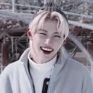 🐣 c5ca835f คน, ยิ้ม, ร่าเริง, ภาพเหมือน, มีความสุข telegram sticker