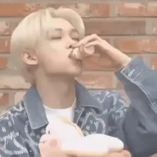 🧷 3c984327 กำลังกิน, อาหาร, ของว่าง, ผู้ชาย, ผมบลอนด์ telegram sticker