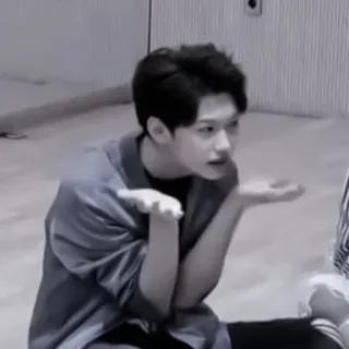 🍅 509cd9be 사람, 남자, 제스처, 실내, 앉아있는 telegram sticker