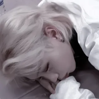 🍅 b06d05b9 자는, 흰머리, 잠, 소년, 사람 telegram sticker