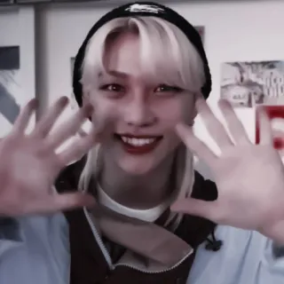 🍅 ef5aca15 Felix K팝 아이돌, 가수, 인물 사진, 필릭스, 금발 머리, 비니 telegram sticker