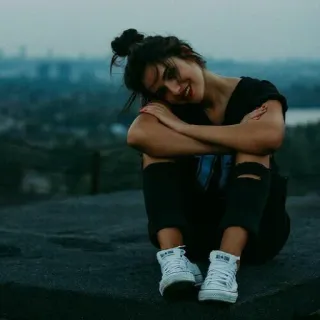 🙃 159a7913 女性, 座る, ポートレート, カジュアル, 都市景観 telegram sticker