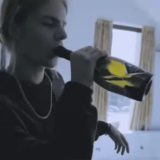 🍾 6b86914b kobieta, picie, butelka, alkohol telegram sticker