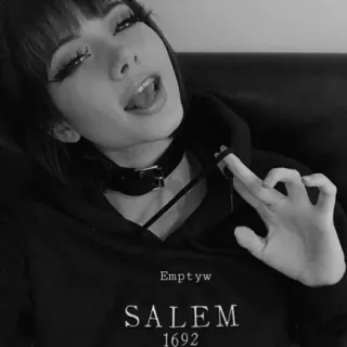 🥀 149275e2 Emptyw
SALEM
1692 Salem, sihir, sejarah, pengadilan penyihir, hitam putih, wanita, hoodie whatsapp sticker