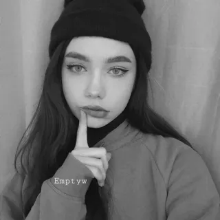 🥀 74656968 Emptyw wanita, gadis, potret, hitam putih, remaja, topi whatsapp sticker