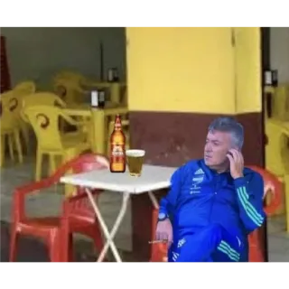 🍺 e27941f4 bere, birra, uomo, seduto, tavolo, ristorante telegram sticker