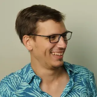 😂 d5acdfb9 男人, 眼镜, 肖像, 微笑, 人, 休闲 telegram sticker