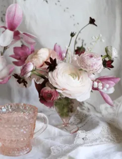 🌸 0de45e9c цветы, цветочная композиция, лютик, натюрморт, розовый, ваза telegram sticker