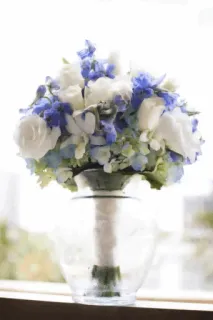 🌸 740eb4fe букет, цветы, розы, синий, белый, ваза, свадьба, цветочная композиция telegram sticker