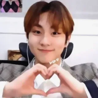 🚜 aa5ad517 cuore, amore, gesto, persona, sorridente telegram sticker