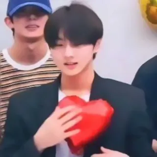 🚜 da3cfa01 kpop, ragazzo, cuore, palloncino, idol, sorriso telegram sticker