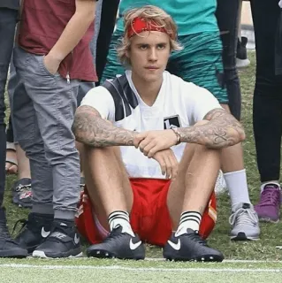 🦋 068694de Justin Bieber celebrità, cantante, musicista, seduto, casual, bandana, stile whatsapp sticker