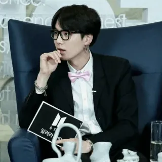 ❄️ 6ea0647d 달려라 방탄 uomo, occhiali, papillon, kpop, completo, BTS, coreano, intrattenimento whatsapp sticker