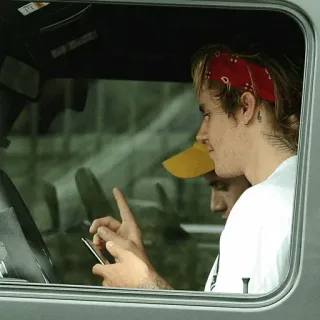 🦋 85f03c67 persona, dito, gesto, celebrità, bandana, sms whatsapp sticker