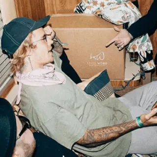 🦋 cc8c2d80 Kevin Wong persona, interno, moda, uomo whatsapp sticker