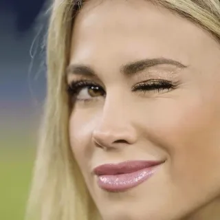 😉 fb553fcb Frau, blond, Zwinkern, Porträt, Person, Glamour whatsapp sticker