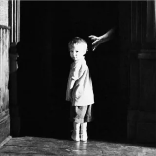 😀 555e0c1a criança, porta, arrepiante, assustador, escala de cinza, ominoso telegram sticker