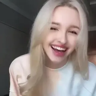 💜 d0ede5f3 phụ nữ, cười, tóc vàng, chân dung, khuôn mặt, vui vẻ telegram sticker