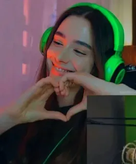 💜 dbcd61e1 cô gái, tai nghe, mỉm cười, trái tim, tình yêu, game thủ telegram sticker