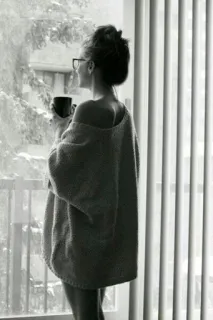 🕷 1646d338 wanita, sweter, jendela, kopi, punggung, hitam putih telegram sticker