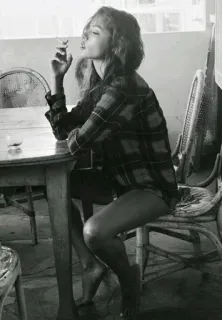 🕷 1eb12860 wanita, rokok, merokok, kemeja kotak-kotak, meja, kursi, dalam ruangan telegram sticker