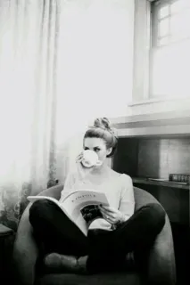 🕷 78f31832 KINFOLK wanita, kopi, membaca, majalah, kursi telegram sticker