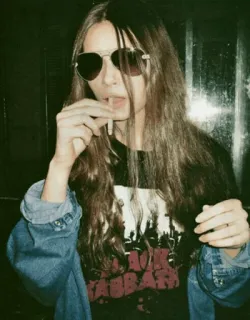 🕷 a4473efe wanita, kacamata hitam, rokok, jaket denim, kaos Black Sabbath, rambut panjang, pakaian kasual, vintage telegram sticker