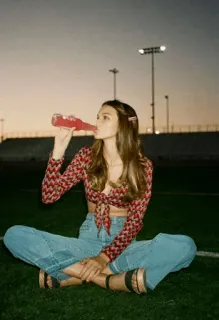 🕷 a7326849 wanita, minum, soda, rumput, botol, matahari terbenam telegram sticker