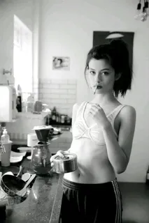 🕷 b2a48c33 wanita, rokok, merokok, dalam ruangan, dapur telegram sticker