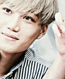 ➰ 697f4f9c mann, porträt, blond, person, handzeichen, friedenszeichen telegram sticker