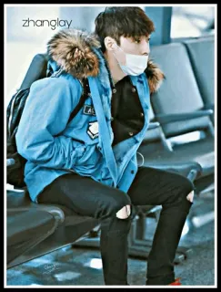 💮 92fed9d8 zhanglay hombre, sentado, aeropuerto, invierno, casual, moda telegram sticker