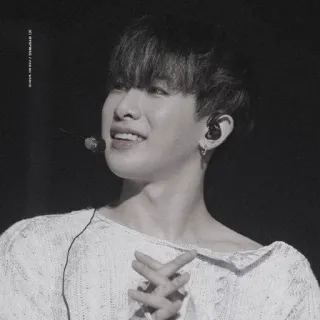 🌓 85506cab monocromatico, ritratto, persona, k-pop, cantante, uomo, uomo telegram sticker