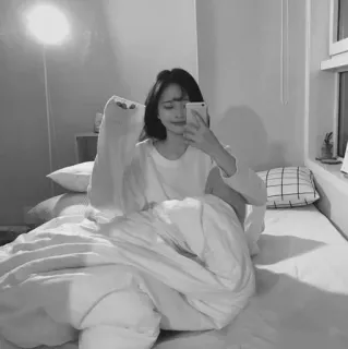 🥂 0d359f5b dziewczyna, łóżko, selfie, sypialnia, dom, kobieta telegram sticker