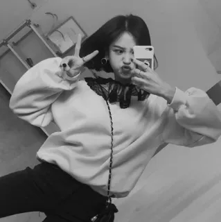 🐚 1fbe191c Selfie, Kobieta, Znak pokoju, Na co dzień, Sweter, Portret telegram sticker