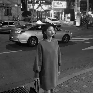 🥂 cc7bce7b kobieta, sukienka, ulica, miasto, noc, kapelusz, moda telegram sticker