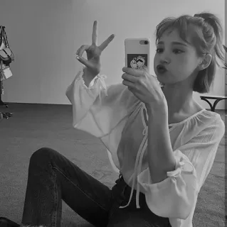 🎠 f2d5dd4b Selfie, Kobieta, Znak pokoju, Na luzie, Fotografia, Portret telegram sticker