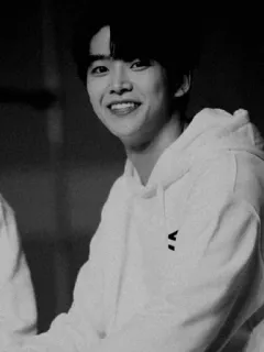 💸 1994d2aa person, portrait, smiling, man, hoodie, happy, youth telegram sticker