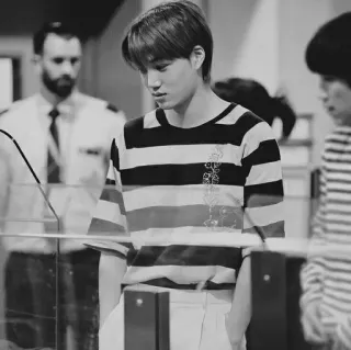 🕯 0f9407f9 ผู้ชาย, เสื้อลายทาง, เกาหลี, ขาวดำ, ในร่ม telegram sticker