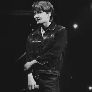 🍂 2973f44e ผู้ชาย, เสื้อแจ็คเก็ตยีนส์, ไมโครโฟน, นักร้อง, นักแสดง, เวที, Kpop telegram sticker