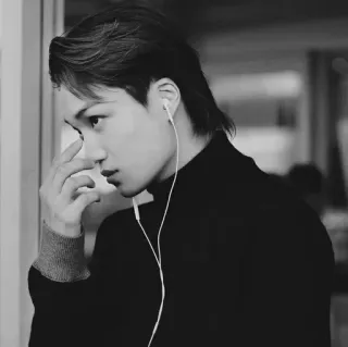 💴 310bd7d5 ผู้ชาย, เกาหลี, คน, ภาพเหมือน, หูฟัง, ขาวดำ telegram sticker
