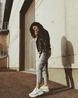 🥀 3ffcefce 女人, 女孩, 牛仔裤, 皮夹克, 运动鞋, 时尚, 风格, 休闲 telegram sticker