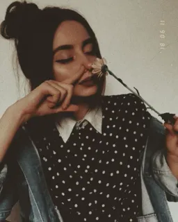 🥀 53906e30 女人, 花, 雏菊, 肖像, 人, 黑发, 波点, 牛仔外套 telegram sticker
