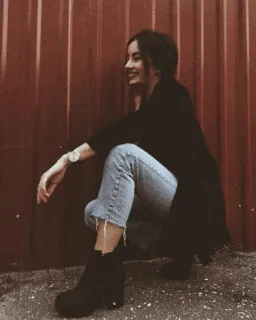 🔝 77c1c36e 女人, 肖像, 微笑, 休闲, 牛仔裤, 黑色外套, 靴子 telegram sticker