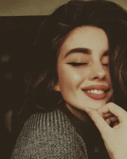 🥀 e0ceeee6 女人, 肖像, 微笑, 黑发, 化妆 telegram sticker