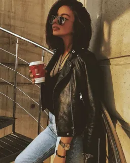 🔝 f7c8054b 女人, 皮夹克, 太阳镜, 牛仔裤, 时尚, 风格, 咖啡 telegram sticker