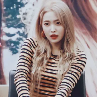 🌾 00376458 ผู้หญิง, ภาพเหมือน, ผมบลอนด์, เสื้อลาย, คน, ต่างหู telegram sticker